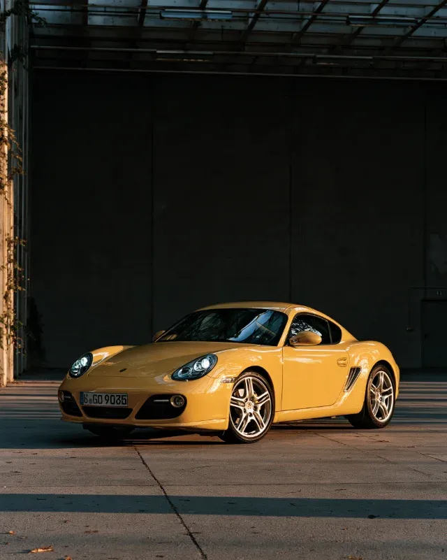 A speed yellow 987 Cayman